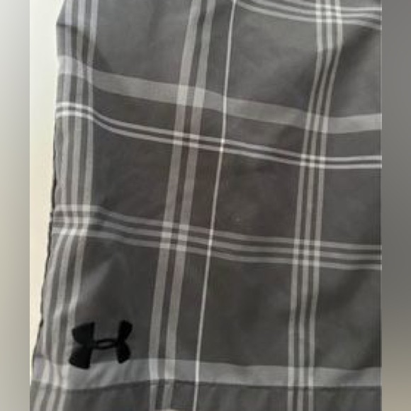 UNDER ARMOUR boys size large golf shorts - Picture 2 of 4